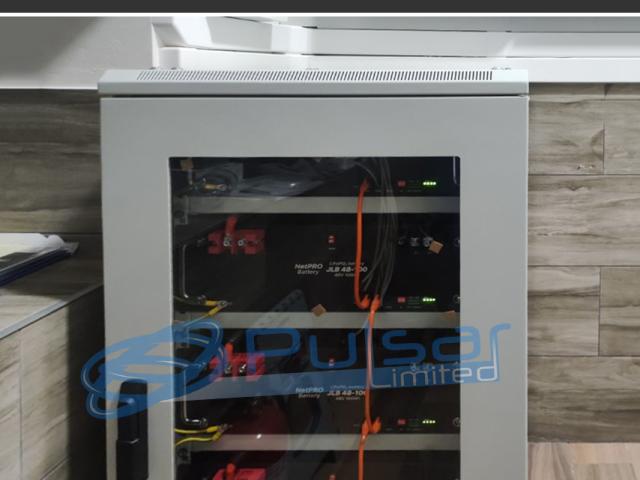 Система резервного живлення для приватного будинку  Інвертори - NetPRO Orion 8000 x 3шт. Літієвий акумулятор NetPRO JLB 51.2-100 x 5шт. Стабілізатори Квант   Введення на будинок 18-20 кВт від міської мережі  Далі стоять реле перенапруги на кожну фазу. Після них стабілізатори Квант.  Після стабілізаторів живлення йде на генератор Матарі 25 кВт (28 кВт піково). Після генератора встановлено інвертори NetPRO Оріон 8000 на кожну фазу і до інверторів підключено 5 АКБ NetPRO JLB 48100.  У разі вимкнення міської мережі, інвертори переходять на роботу від АКБ. У випадку їхнього повного розряду (якщо ще не з'явилася міська мережа) користувач через WiFi запускає генератор. Живлення від генератора надходить до інверторів, заряджає АКБ і живить електроспоживачі будинку доти, доки не з'явиться міська мережа або АКБ повністю не зарядяться перед наступним циклом розряду.